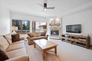 TV, fireplace - Saint James Place 116 (Beaver Creek)