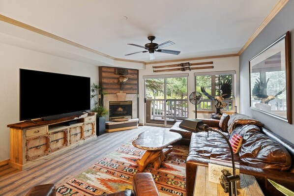 TV, fireplace - Saint James Place 125 (Avon)