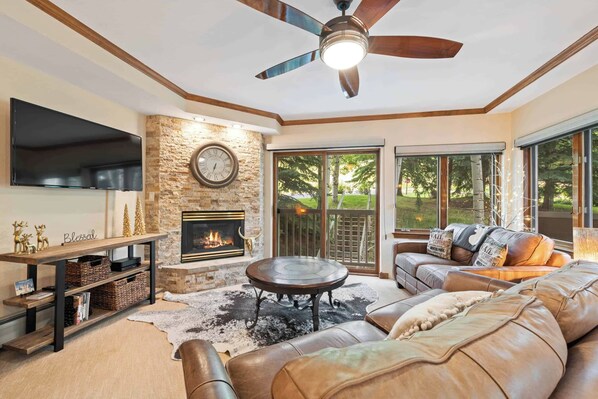 TV, fireplace - Saint James Place 129 (Avon)