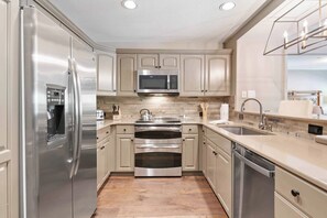 Kjøleskap, mikrobølgeovn, ovn og kokeplater