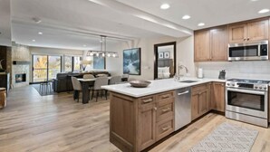 Una cocina moderna con armarios de madera, electrodomésticos de acero inoxidable y una isla grande.
