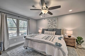 3 bedrooms, desk, iron/ironing board, travel cot - Updated Royal Retreat on 5 Acres: 'Hidden Creek' (Royal)