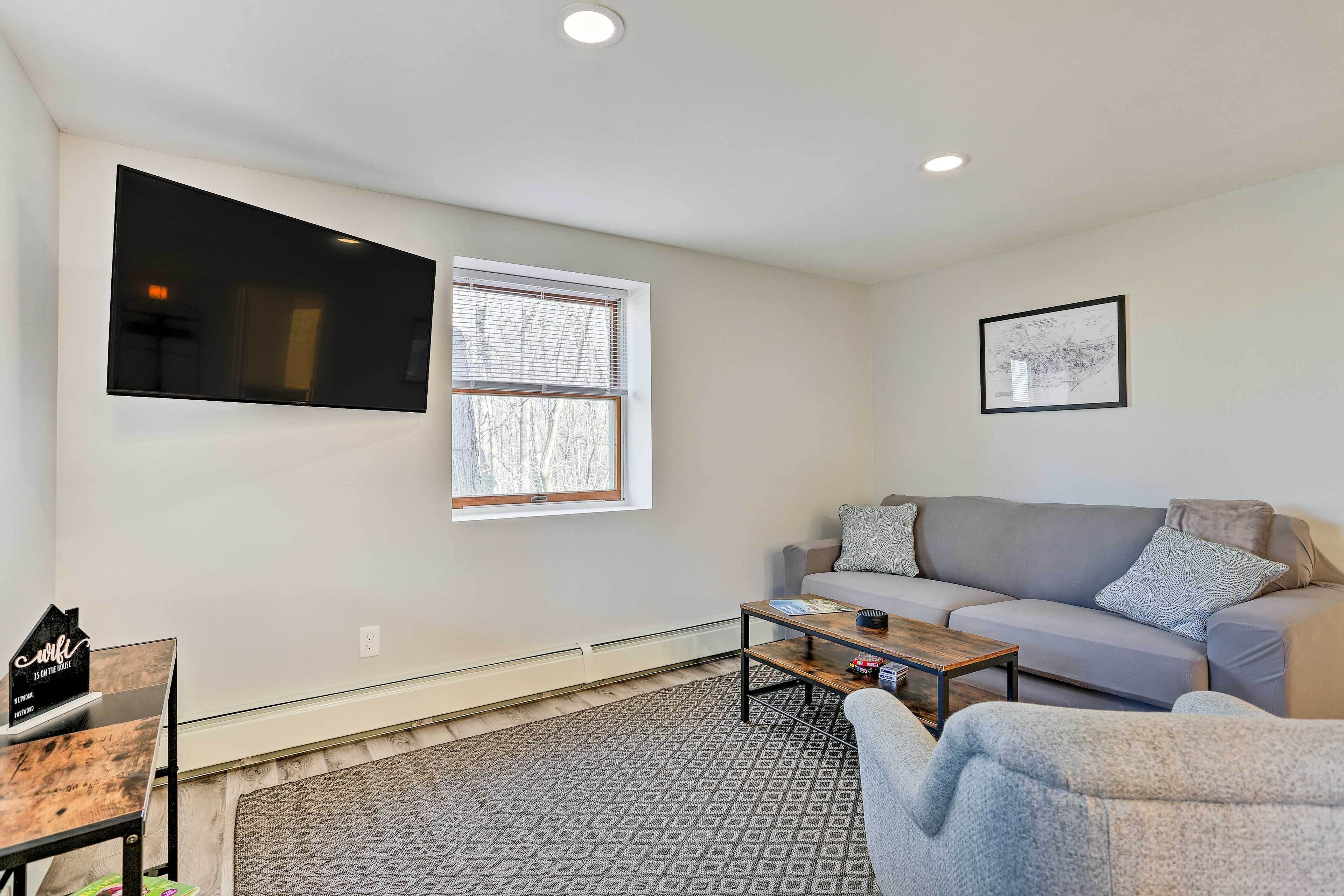 Charming Beacon Apt w/ Fire Pit: Near Hiking!