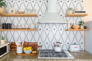Cafetera y tetera, refrigerador, microondas y horno
