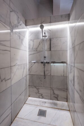 Dusche, Haartrockner, Handtücher, Toilettenpapier