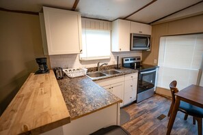 Kylskåp, mikrovågsugn, ugn och spishäll