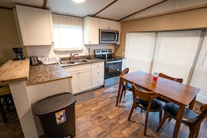 Fridge, microwave, oven, stovetop - Unit C – Trailside ATV Stay w/ Firepit, Sleeps 8 (Red Jacket)