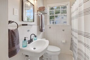 Badewanne, Haartrockner, Handtücher, Seife