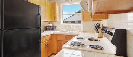 Kühlschrank, Mikrowelle, Ofen, Herdplatte