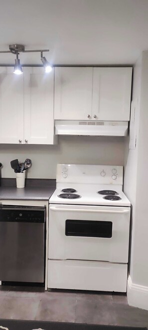 Fridge, microwave, oven, stovetop - 107 Quaint  Suite in Historic Area (Halifax)