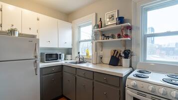 Cookware/dishes/utensils