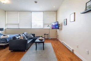 TV - Sunny Downtown Loft with AC (Halifax)