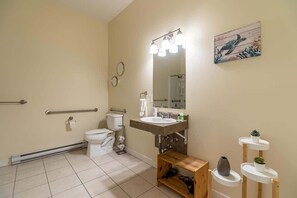 Shower, hair dryer, towels - Sunny Downtown Loft with AC (Halifax)