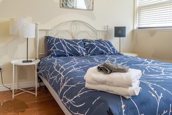 Tabla de planchar con plancha, wifi y ropa de cama 