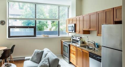Quaint Loft with AC, Abundance of Sunlight
