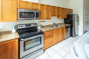 ثلاجة، ميكروويف، فرن، موقد طهي مسطح