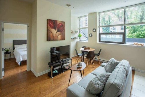 Quaint Loft with AC, Abundance of Sunlight
