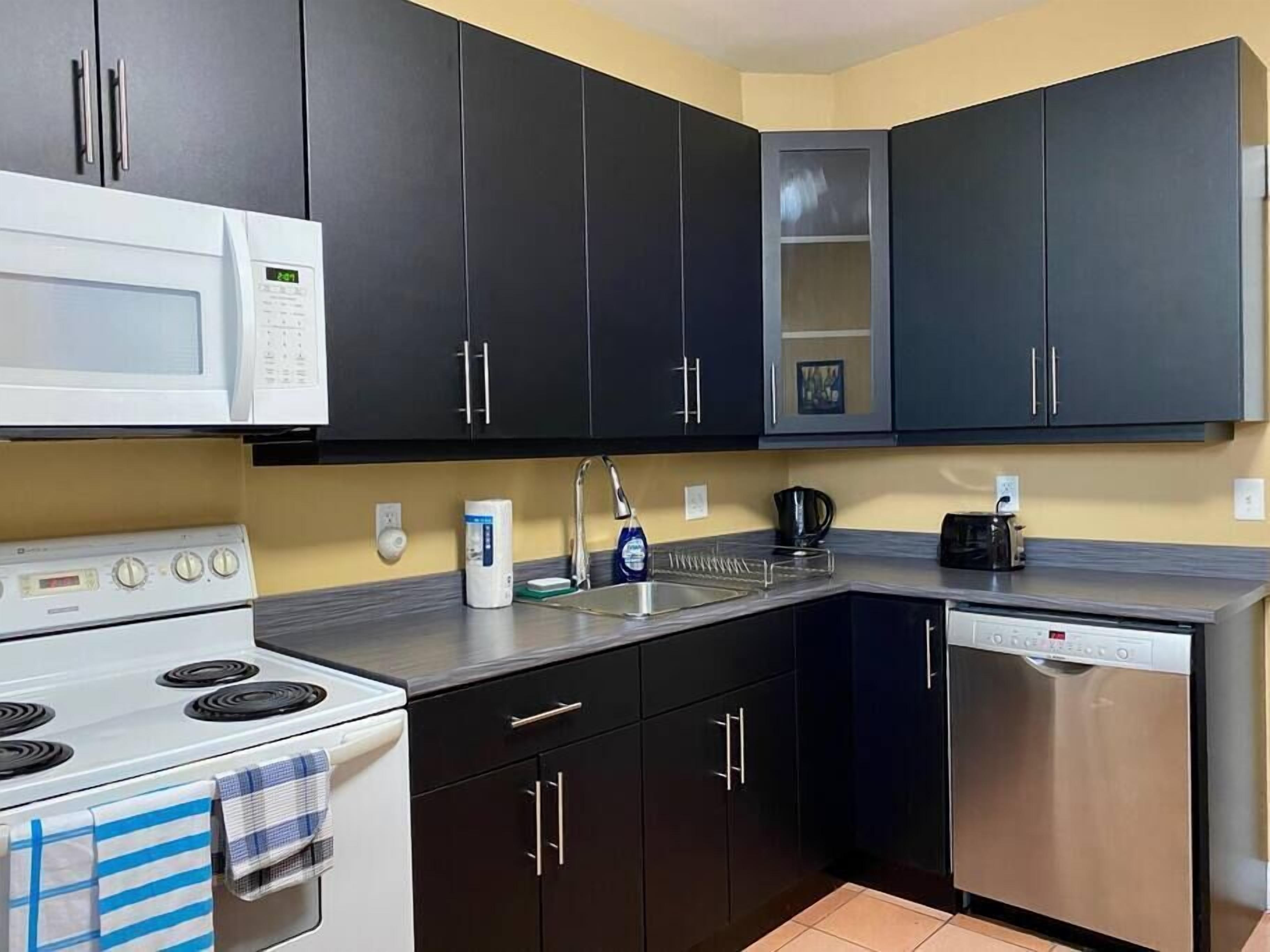 Micro-ondes, grille-pain, batterie de cuisine, vaisselle et ustensiles