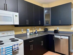 Micro-ondes, grille-pain, batterie de cuisine, vaisselle et ustensiles