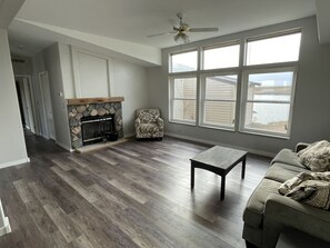 Smart TV, fireplace - Lakeside Cabin 10 miles from Aberdeen, SD (Aberdeen)