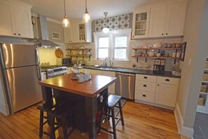 Fridge, microwave, oven, stovetop - 3BR Newly Renovated House in the heart of Sturgeon Bay (Sturgeon Bay)