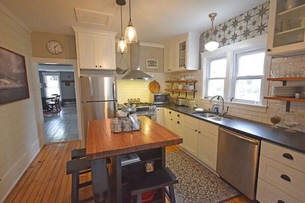 Fridge, microwave, oven, stovetop - 3BR Newly Renovated House in the heart of Sturgeon Bay (Sturgeon Bay)