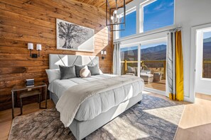 3 habitaciones, escritorio y tabla de planchar con plancha 