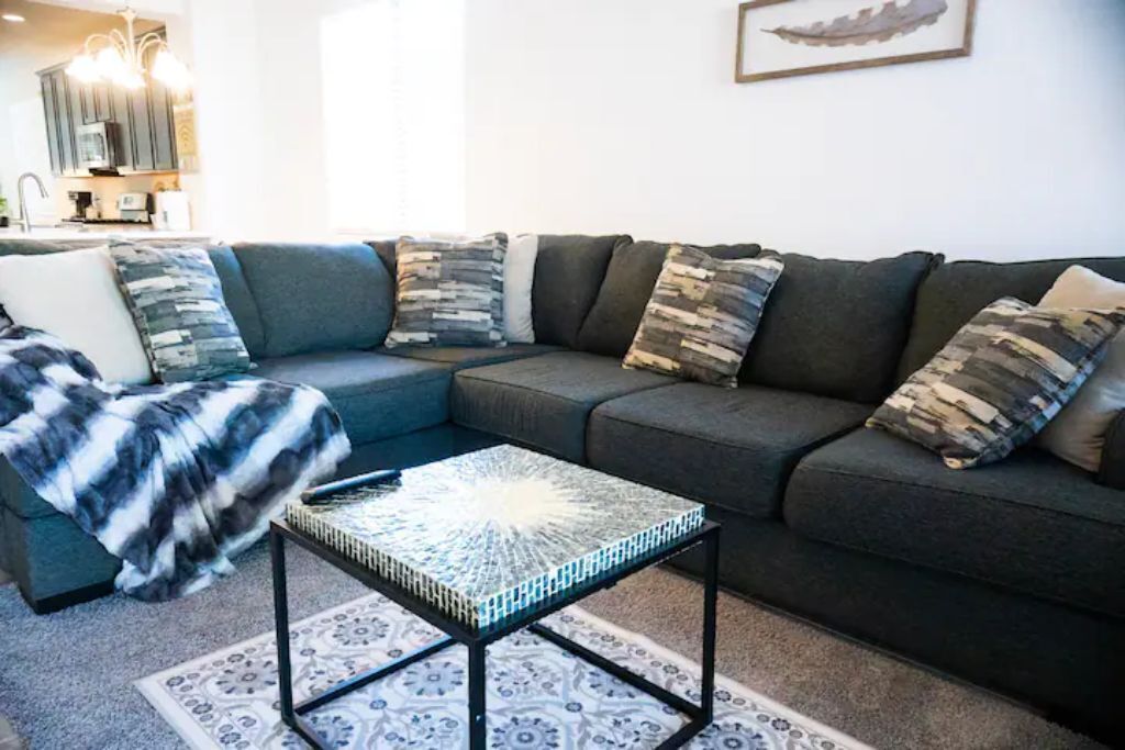 Stunning home less than 3 miles to State Farm stadium great for long term stays!