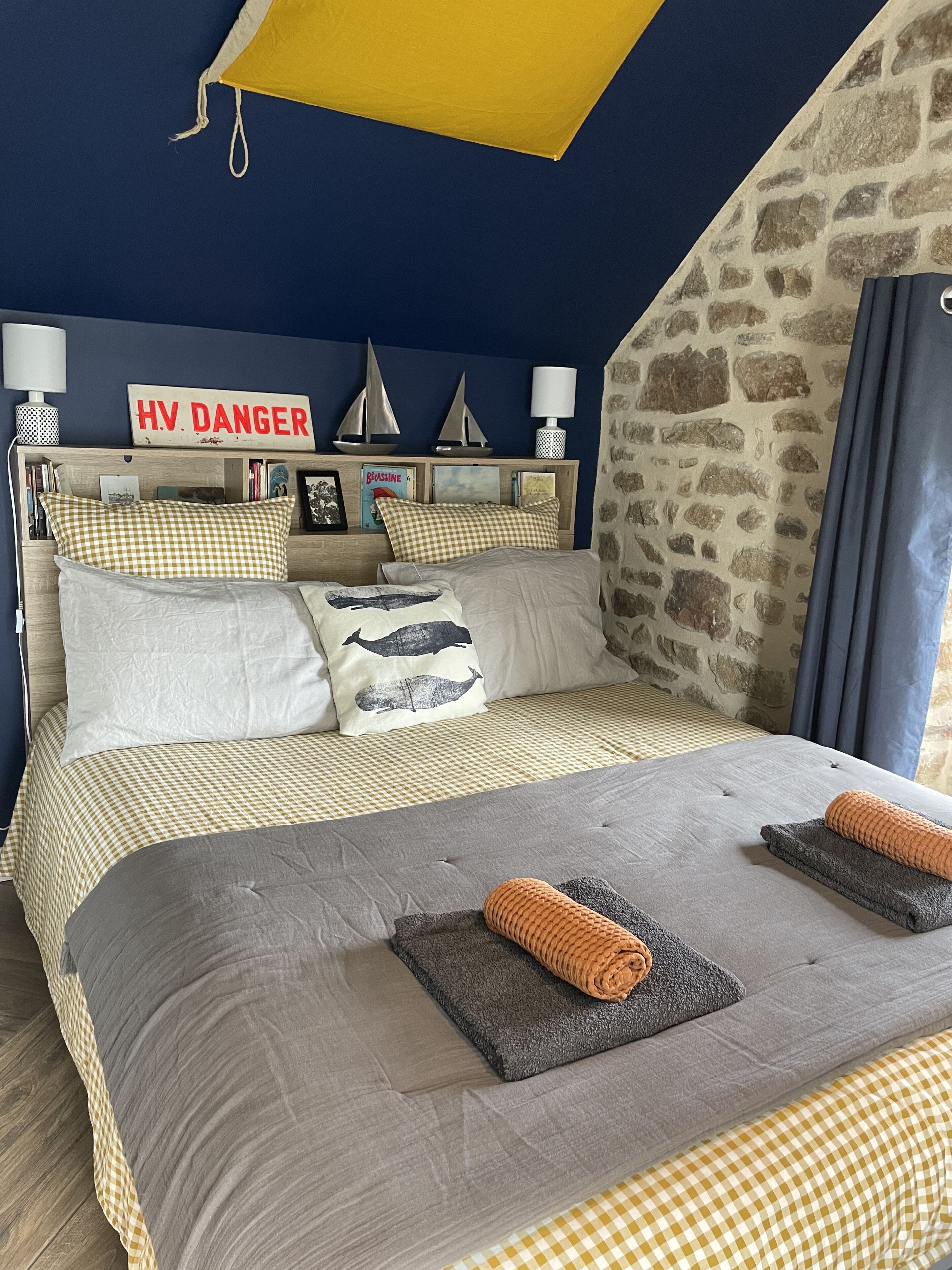 1 habitación, escritorio, tabla de planchar con plancha y wifi gratis 