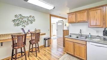 Fridge, microwave, stovetop, dishwasher