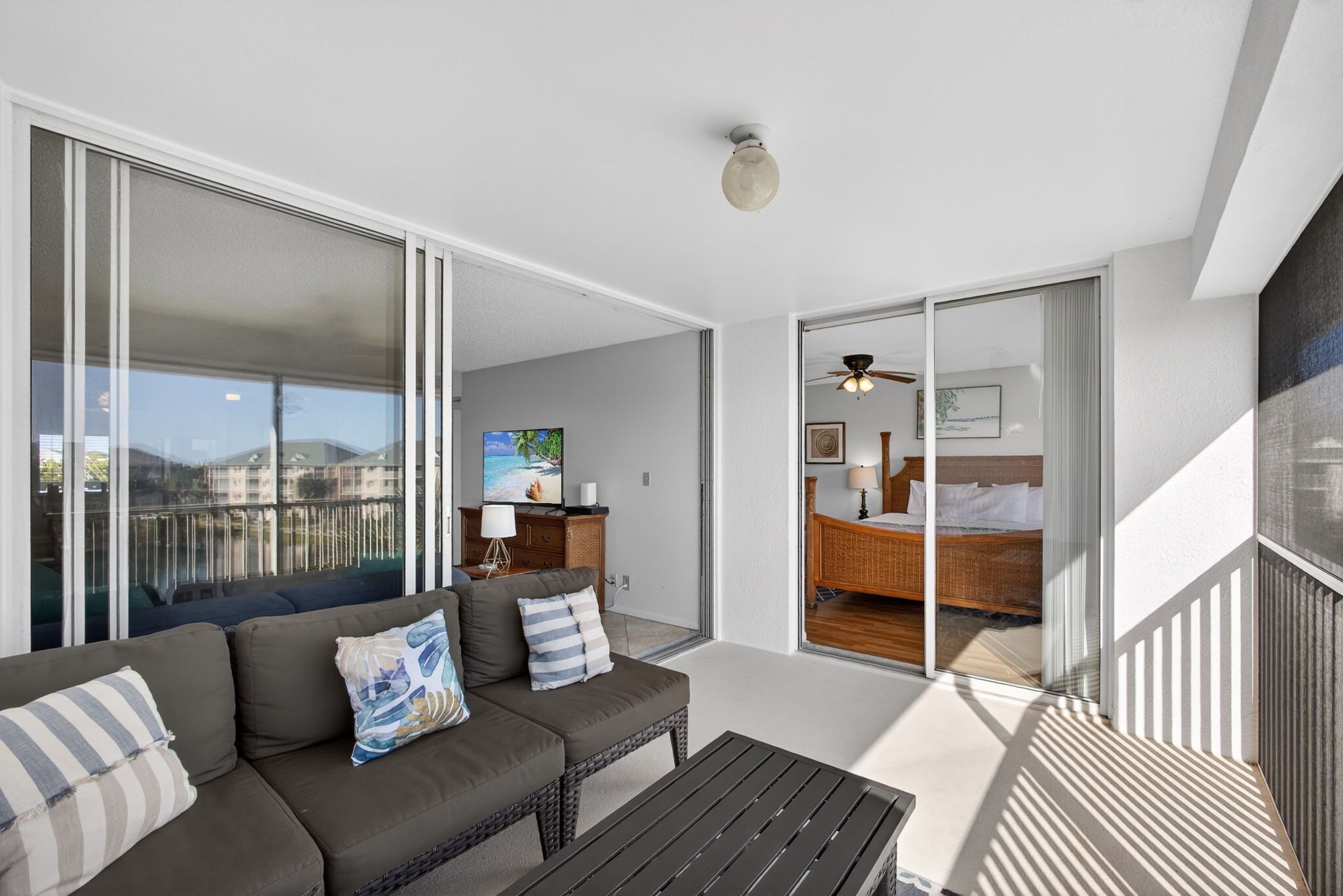 Smart-TV, peis og bøker