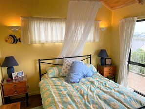 2 bedrooms, free WiFi, bed sheets - Cosy retreat overlooking the dune sanctuary (Port Waikato)