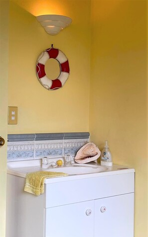 Douche, sèche-cheveux, serviettes fournies, savon