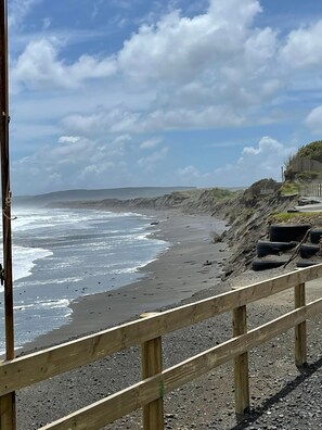 Ubicación cercana a la playa y toallas de playa