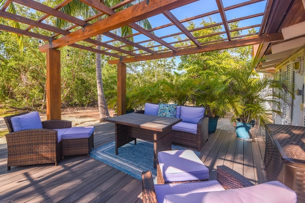 Outdoor dining - The Villa of Pelico Palms (Monroe County)