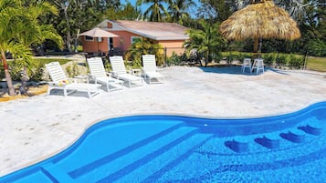 Piscina all'aperto, una piscina riscaldata