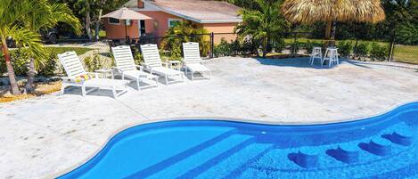 Utendørsbasseng og et oppvarmet basseng