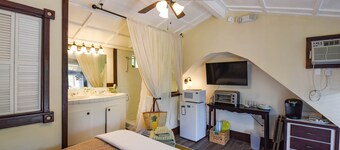 9BR Estate | 3 Homes/2 Pools/Hot tub -30 Min to KW