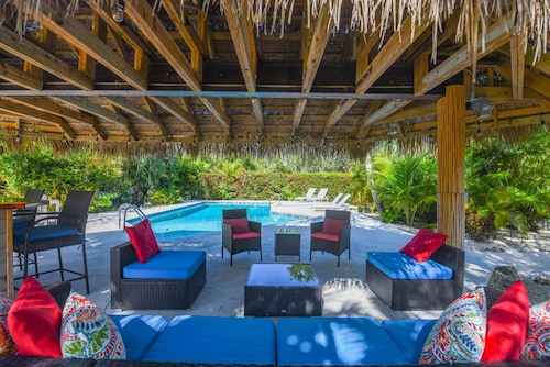 9BR Estate | 3 Homes & Pool | 30 Min to KW