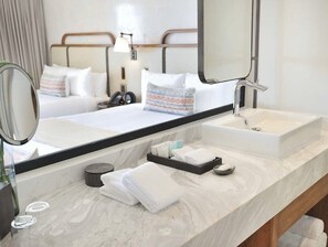 2 bedrooms, WiFi - Thanksgiving week! Beachfront resort, 2 rooms, sleeps 6, hot tub on balcony! (Cabo San Lucas)