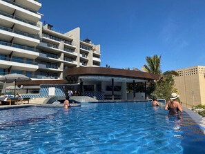 An infinity pool, a heated pool - Thanksgiving week! Beachfront resort, 2 rooms, sleeps 6, hot tub on balcony! (Cabo San Lucas)