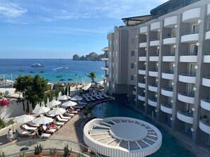 Una piscina con borde infinito, una piscina climatizada