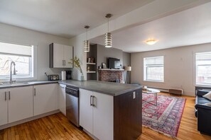 冷蔵庫、電子レンジ、オーブン、コンロ