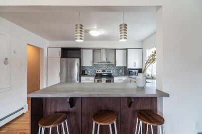 Beautiful & Spacious Apt, AC