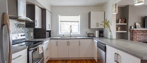 Refrigerador, microondas, horno, placa de cocina