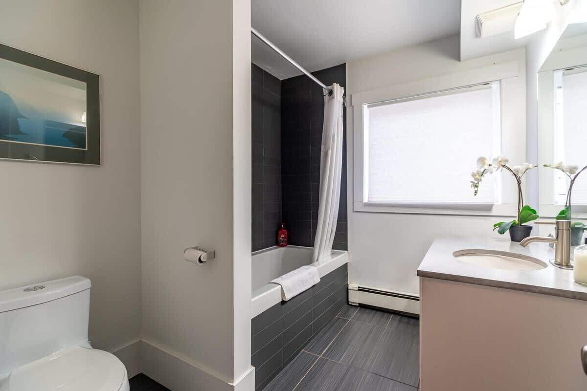 Een douche, een haardroger, handdoeken, shampoo