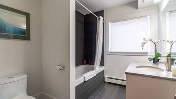 Een douche, een haardroger, handdoeken, shampoo