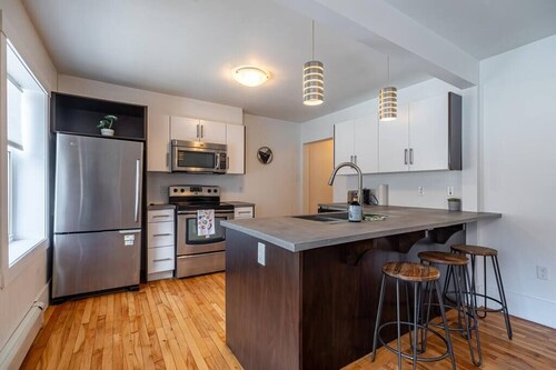 Gorgeous & Sunny Executive Suite, AC