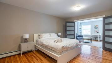 1 slaapkamer, een strijkplank/strijkijzer, wifi, beddengoed