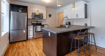 Gorgeous & Sunny Executive Suite, AC
